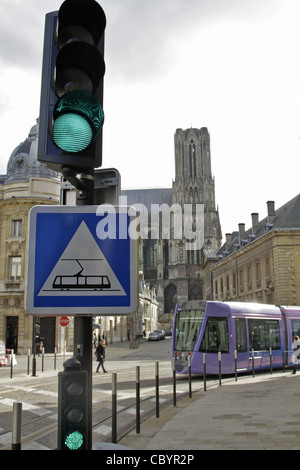 DIE NEUE STRAßENBAHN IN BETRIEB GENOMMEN IM APRIL 2011 COURS JEAN BAPTISTE LANGLET, REIMS, MARNE (51), CHAMPAGNE-ARDENNE, FRANKREICH Stockfoto