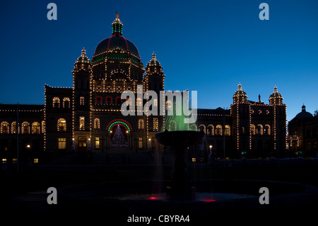 Die beleuchtete Parlamentsgebäude von British Columbia in der Abenddämmerung, Victoria, Britisch-Kolumbien, Kanada. Stockfoto