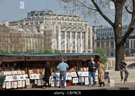 GEBRAUCHTE BUCHHÄNDLER RICHTEN SIE AN DEN UFERN DER SEINE IN DER NÄHE VON SAMARITAINE, QUAI CONTI, PARIS (75), ILE-DE-FRANCE, FRANKREICH Stockfoto