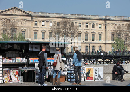 GEBRAUCHTE BUCHHÄNDLER RICHTEN SIE AN DEN UFERN DER SEINE IN DER NÄHE VON SAMARITAINE, QUAI CONTI, PARIS (75), ILE-DE-FRANCE, FRANKREICH Stockfoto