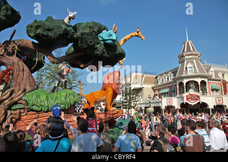 PARADE AM VERGNÜGUNGSPARK DISNEYLAND PARIS (DISNEYLAND), MARNE-LA-VALLÉE, SEINE-ET-MARNE (77), ILE-DE-FRANCE, FRANKREICH Stockfoto