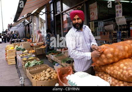 Asiatische Früchte und Gemüse Stall in Southall, London. Stockfoto