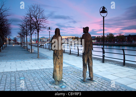 "Der einsame Weg"... Diese beiden Figuren sind Bestandteil der Famine Memorial am Custom House Quay in Dublins Docklands gelegen. Stockfoto