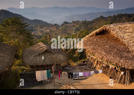 Indien, Arunachal Pradesh, entlang Kombo Monku, Wäsche trocknen auf Linie im Hof des Haus im Dorf Stockfoto