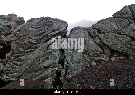 Pacaya Volcano Volcanic Rocks Guatemala // PACAYA VULKAN, Guatemala — Vulkangesteine, die aus erstarrter Lava gebildet werden, zeigen die geologische Geschichte des Pacaya Volcano. Die basaltischen Gesteine weisen verschiedene Texturen und Formationen auf, die für vulkanische Aktivität charakteristisch sind. Diese geologischen Exemplare zeigen die vulkanischen Prozesse, die die Landschaft des Vulkankomplexes Pacaya nach wie vor prägen. Stockfoto