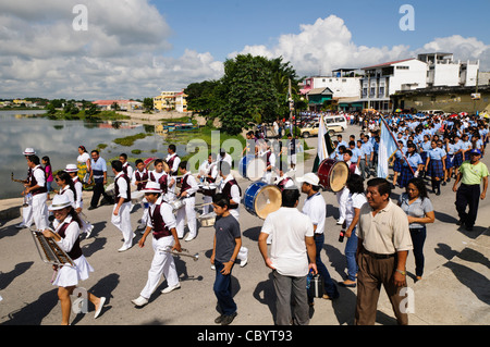 Parade zum Unabhängigkeitstag von Guatemala Flores Guatemala // FLORES, Guatemala — Eine Marschkapelle tritt während der Feierlichkeiten zum Unabhängigkeitstag von Guatemala am 15. September 2011 auf. Schulschüler ziehen in Formation durch die Straßen von Flores, einer malerischen Inselstadt in Guatemalas nördlicher Region Petén. Die Prozession begann im Parque Central, dem Hauptplatz der Stadt, bevor sie weiter durch Flores und über den Damm zur benachbarten Festlandstadt Santa Elena führte. Guatemala gedenkt an seine Unabhängigkeit von der spanischen Kolonialherrschaft, die am 15. September 1821 mit Nationalleuten erklärt wurde Stockfoto