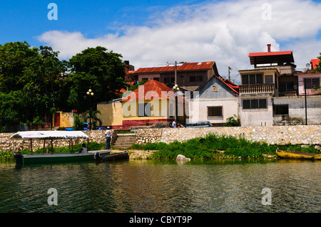 Flores Waterfront Lake Petén Itzá Flores Guatemala // FLORES, Guatemala — die Uferpromenade von Flores, einer Stadt aus der Kolonialzeit, die auf einer kleinen Insel im See Petén Itzá im Norden Guatemalas liegt. Die malerische Gemeinde ist über einen einzigen Damm mit dem Festland verbunden, so dass Besucher und Bewohner die Insel betreten können. Flores ist die Hauptstadt des Departements Petén in Guatemala und dient als Tor für Touristen, die die nahegelegenen Maya-Ruinen von Tikal besuchen. Die Stadt verfügt über farbenfrohe Gebäude und enge Gassen, die ihr spanisches Kolonialerbe aus dem 17. Jahrhundert widerspiegeln. Stockfoto