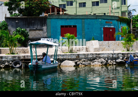 Flores Waterfront Lake Petén Itzá Guatemala // FLORES, Guatemala — FLORES, eine Stadt aus der Kolonialzeit, die auf einer kleinen Insel im See Petén Itzá im Norden Guatemalas liegt. Die malerische Gemeinde ist über einen einzigen Damm mit dem Festland verbunden, so dass Besucher und Bewohner die Insel betreten können. Flores ist die Hauptstadt des Departements Petén in Guatemala und dient als Tor für Touristen, die die nahegelegenen Maya-Ruinen von Tikal besuchen. Die Stadt verfügt über farbenfrohe Gebäude und enge Gassen, die ihr spanisches Kolonialerbe aus dem 17. Jahrhundert widerspiegeln. Stockfoto