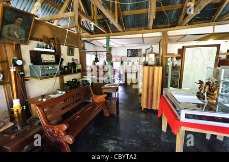 FLORES, Guatemala — Innenraum des Ausstellungsraums des Museums auf Radio Peten Island. Vor der Westseite der Insel Flores befindet sich eine weitere viel kleinere Insel, die nach dem Radiosender, der seit 1947 von dort aus ausstrahlt, einfach Radio Peten genannt wird. Es gibt nur eine Handvoll Gebäude auf der Insel, eines davon ist ein kleines Museum mit Maya-Artefakten und verschiedenen Radio-, Telefon- und anderen Artefakten. Die einzige Möglichkeit, die Insel zu erreichen, ist mit dem Boot. Stockfoto