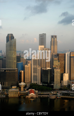 Die Skyline der Stadt, einschließlich Marina Bay und Clifford Pier, vom Marina Bay Sands Hotel, Marina Bay, Singapur Stockfoto