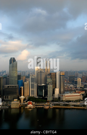 Die Skyline der Stadt, einschließlich Marina Bay und Clifford Pier, vom Marina Bay Sands Hotel, Marina Bay, Singapur Stockfoto