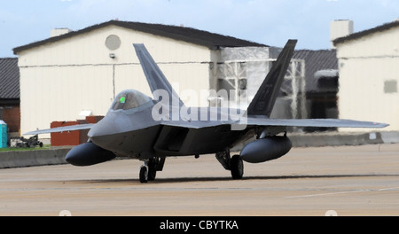 Ein F-22 Raptor vom 94th Fighter Squadron taxiert in Vorbereitung auf die Abfahrt vom 26. Mai von der Langley Air Force Base, VA., zur Kadena Air Base, Japan. Mehr als 280 Langley AFB Airmen und 12 F-22 fahren diese Woche zu einer Luft- und Raumfahrt-Expeditionstruppe, was das anhaltende Engagement der USA zeigt, ihre Sicherheitsaufgaben im gesamten Westpazifik zu erfüllen. Stockfoto