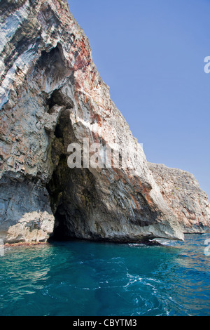 EINE DER HÖHLEN AN DER KÜSTE VON SANTA MARIA DI LEUCA, APULIEN, ITALIEN Stockfoto