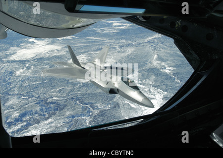 Eine F-22 Raptor bänke weg von einem KC-135 Statotanker während einer Betankungsoperation im Rahmen einer gemeinsamen Red Flag Übung Februar 24 auf Nellis Air Force Base, Nev. Der Stratotanker wird Rickenbacker Air National Guard Base in Columbus, Ohio zugewiesen. Stockfoto