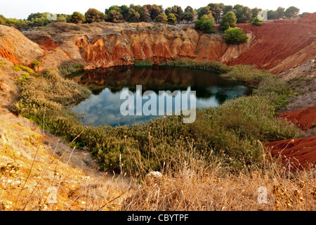 VERLASSENE BAUXIT STEINBRUCH, OTRANTO, APULIEN, ITALIEN Stockfoto