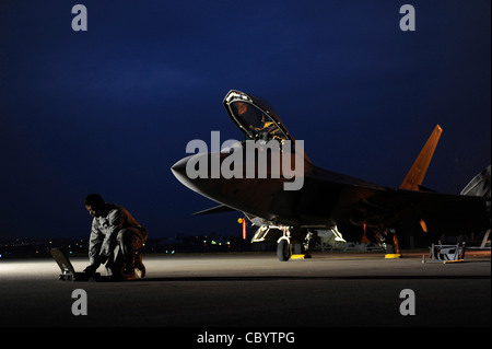 Airman 1. Klasse Aaron Tate gibt Daten in seinen tragbaren Wartungsberater vom 21. Januar vor einem F-22 Raptor auf der Kadena Air Base, Japan ein. Der Flieger Tate wird vom 27. Jagdgeschwader auf der Langley Air Force Base, VA. Eingesetzt Stockfoto