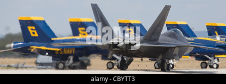 Ein F-22 Raptor setzte die Hitze auf die F/A-18 Hornets der Blue Angels, während sie am AirFest 2008 im Kelly Field Annex der Lackland Air Force Base, Texas, am 31. Oktober 2008 an ihnen vorbeirollten. Stockfoto