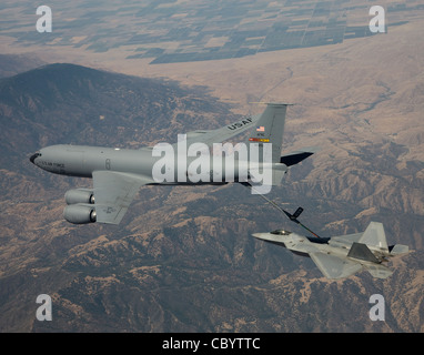 Ein F-22 Raptor von der Edwards Air Force Base, Kalifornien, erhält synthetischen Kraftstoff von einem KC-135 Stratotanker Aug. 28 während eines Luftbetankungstests mit einem alternativen Jet-Motor Kraftstoff. Der KC-135 Stratotanker ist vom Marsch Air Reserve Base, Kalifornien. Stockfoto