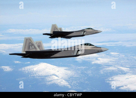 Zwei F-22 Raptors fliegen einem nördlichen Rand Training Mission 2008 über Alaska Mai 8. Die Flugzeuge sind ab dem 3. Wing an Elmendorf Air Force Base, Alaska. Stockfoto