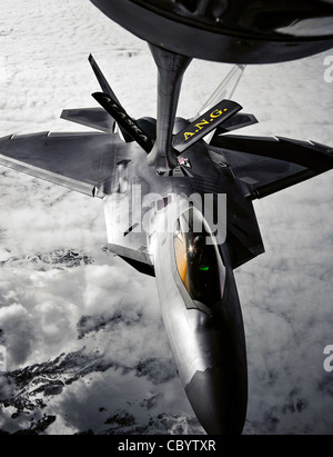 Ein KC-135 Stratotanker vom 168. Luftbetankungsflügel der Alaska Air National Guard betankt einen F-22 Raptor vom 90. Jagdgeschwader auf der Elmendorf Air Force Base, Alaska. Stockfoto