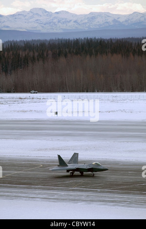 Eine F-22 Raptor führt 60-Knoten-Tests auf niedrigen Start- und Landebahnen am 8. November auf der Eielson Air Force Base, Alaska durch. Die F-22 wurde bei kaltem Wetter auf ihre Bremsanlage getestet, wobei die Fähigkeit, auf rutschigen Oberflächen zu manövrieren, anzuhalten und zu gehen, im Vordergrund steht. Das Flugzeug wurde von der 411. Flight Test Squadron während eines dreiwöchigen Einsatzes auf stufenweise niedrigen Laufbahnzustandsmessflächen mit Temperaturen zwischen 37 und -13 Grad getestet. Die F-22 ist von Edwards AFB, Kalifornien. Stockfoto