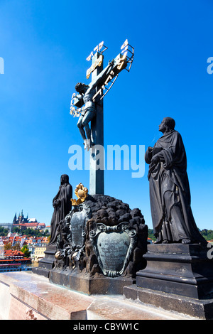 Statuen des Heiligen Kreuzes und Golgatha, Karlsbrücke, Prag, Tschechische Republik Stockfoto