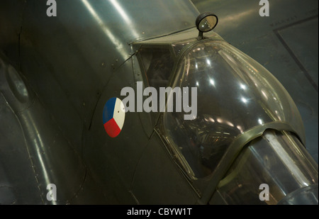 Supermarine Spitfire Cockpit im Museum mit tschechischen Flagge Stockfoto