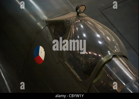 Supermarine Spitfire Cockpit im Museum mit tschechischen Flagge Stockfoto