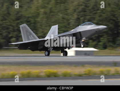 Eine F-22 Raptor wird während einer Zeremonie am 8. August auf der Elmendorf Air Force Base, Alaska, aufgesetzt. Elmendorf wurde die zweite Einsatzbasis und die erste Pacific Air Forces-Installation, die das Flugzeug erhielt. Die F-22 führt sowohl Luft-Luft- als auch Luft-Boden-Missionen durch und ermöglicht die vollständige Umsetzung von Betriebskonzepten, die für die Luftwaffe des 21. Jahrhunderts von entscheidender Bedeutung sind. Stockfoto