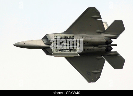 Maj. Paul 'Max' Moga, der erste F-22A Raptor Demonstration Team Pilot, macht einen Hochgeschwindigkeitspass mit seinen Bombenschachtentüren geöffnet während einer Flugzeugdemonstration Juli 13. Stockfoto