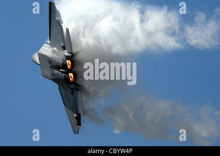 Die F-22 Raptor tritt für Tausende während einer Luftshow am 1. April auf dem Marinestützpunkt Ventura County in Point Mugu, Kalifornien auf. Diese F-22 ist auf dem Langley Air Force Base, VA. Stationiert. Die F-22 ist das neueste Jagdflugzeug der Air Force. Das ausgeklügelte F-22 aerodesign, die fortschrittliche Flugsteuerung, die Schubvektorsteuerung und das hohe Schub-Gewicht-Verhältnis bieten die Möglichkeit, alle aktuellen und projizierten Flugzeuge zu übermanövrieren. Stockfoto