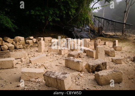 Kalkstein-Blöcke haben von archäologischen Restauratoren, einige der Grundlagen des Tempels 4 in Tikal Maya-Ruinen im Norden Guatemalas, jetzt eingeschlossen im Tikal National Park wiederherzustellen geschnitzt worden. Stockfoto