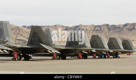 F-22 Raptors von 94th Fighter Squadron auf der Langley Air Force Base, VA., werden während der Roten Flagge am 6. Februar auf der Nellis AFB, Nev. Geparkt. Die Übung schärft die Kampfkünste der Luftbesatzungen in realistischen Kampfsituationen. Die Flugzeuge fliegen Tag und Nacht im nahe gelegenen Nevada Test and Training Range, wo sie einen Luftkrieg simulieren. Die Luftwaffe und die Marine, Australien und die Militärs des Vereinigten Königreichs nehmen an der Übung Teil. Dies ist die erste Red Flag-Bereitstellung für das 94. FS mit F-22. Stockfoto