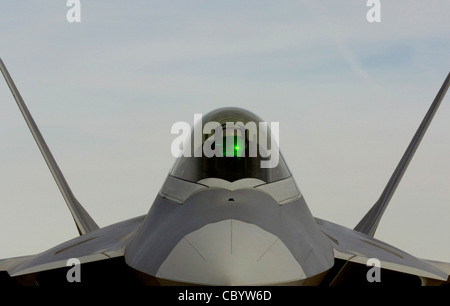 Ein F-22 Raptor aus dem 94th Fighter Squadron auf der Langley Air Force Base, VA., sitzt während der Roten Flagge am 6. Februar auf der Nellis AFB, Nev. Die Übung schärft die Kampfkünste der Luftbesatzungen in realistischen Kampfsituationen. Die Flugzeuge fliegen Tag und Nacht im nahe gelegenen Nevada Test and Training Range, wo sie einen Luftkrieg simulieren. Die Luftwaffe und die Marine, Australien und die Militärs des Vereinigten Königreichs nehmen an der Übung Teil. Dies ist die erste Red Flag-Bereitstellung für das 94. FS mit F-22. Stockfoto