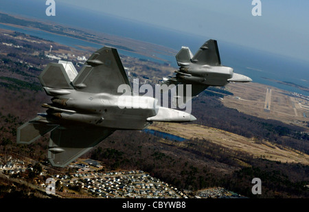 LT. Col. Dirk Smith, Kommandant der 94. Jagdgeschwader, und Maj. Kevin Dolata, stellvertretender Direktor der 94. Kampfeinheit, wenden sich am Freitag, 3. März 2006, an die Endstation der Langley Air Force Base, VA., um die ersten F-22A Raptors zu liefern, die dem 94. Jagdgeschwader zugewiesen wurden. Stockfoto