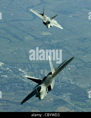 ÜBER DEN VEREINIGTEN STAATEN - LT. Col. James Hecker (vorne) und LT. Col. Evan Dertein stellen ihre F/A-22 Raptor Flugzeuge hinter einem KC-10 Extender auf, um auf dem Weg zur Hill Air Force Base, Utah, aufzutanken. Oberst Hecker befehligt die erste einsatzbereite Raptor-Staffel - die 27. Jagdgeschwader auf der Langley Air Force Base, VA. Die Einheit ging nach Hill für die Operation Combat Hammer, den ersten Einsatz der Staffel, Oktober 15. Der Einsatz hat ein zweierlei Ziel: Einen Einsatz abzuschließen und eine kampfeffektive Sortie-Rate zu generieren, die von zu Hause aus erreicht wird. Stockfoto