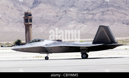 NELLIS AIR FORCE BASE, Nev. -- ein F/A-22 Raptor Taxis auf der Fluglinie hier am 9. Juli. Dies ist der vierte Raptor, der aus der Fabrik kommt. Schließlich werden 17 der Stealth-Kämpfer der nächsten Generation hier eingesetzt. Stockfoto
