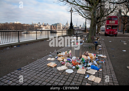 Wurf auf dem Bürgersteig am Ufer der Themse im Zentrum von London nach Silvester feiern, Uk Stockfoto