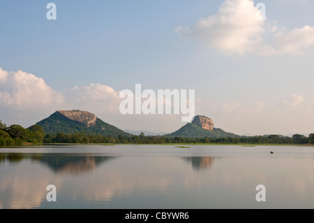 Sigiriya (Lion es Rock), Sri Lanka über einen Tank in Ferne gesehen. Stockfoto