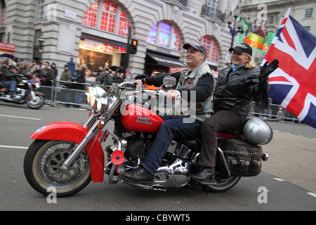 Mehr als 10.000 Künstler aus 20 Ländern weltweit für Londoner 26. New Year Parade montiert Stockfoto