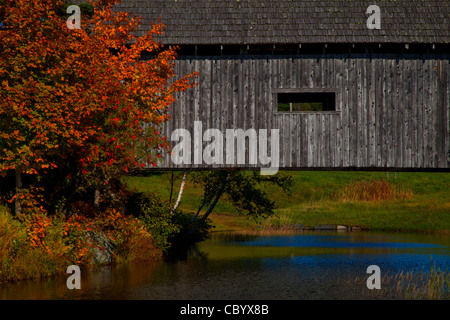 Herbstfarben an Foster-Brücke, eine private überdachte Brücke in Vermont. Stockfoto