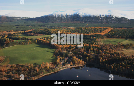 Luftaufnahmen von Loch Insh in den Highlands von Schottland, in der Nähe von Aviemore, entnommen aus einem Segelflugzeug Glenfeshie Segelflugschule. Stockfoto