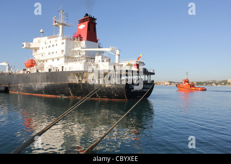 Petrolium Produktträger "Castillo de Trujillo" Entladen sowie Tug Boat 'Charuca Silveira' - im Hafen von Palma De Mallorca Stockfoto