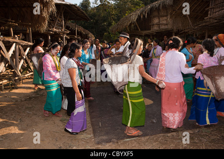 Indien, Arunachal Pradesh, entlang, Kombo, Hurin Erntefest, Frauen tanzen in der Mitte des Dorfes Stockfoto