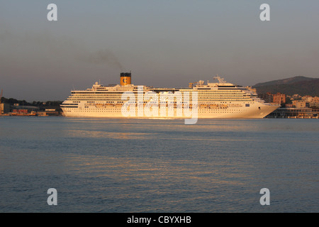 Costa-Kreuzfahrt-Reedereien Kreuzfahrtschiff "Costa Serena" Ankunft am frühen Morgen in den Hafen von Palma De Mallorca, Balearen Stockfoto