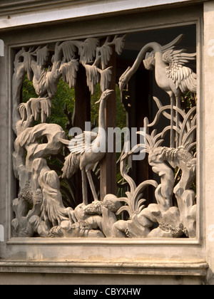 Indien, Bihar, Bodhgaya, Buddhismus Tibetische Tempel, Detail der Außendekoration Stockfoto