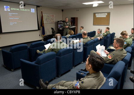 Piloten mit dem 149. Fighter Wing der Air National Guard aus San Antonio, Texas, besuchen vor ihrem Einsatz am 23. April einen Massenmissionsskor. Die Piloten sind eine Mischung aus Instruktoren und Studenten, die an der Übung Coronet Cactus auf Davis-Monthan Air Force Base, Arizona teilnehmen. Stockfoto