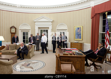 Präsident Barack Obama spricht per Telefon mit der ägyptische Präsident Hosni Mubarak im Oval Office des weißen Hauses 1. Februar 2011 in Washington, DC. Frühere Mubarak ist erschienen auf Fernsehen zu sagen, er würde sein Amt nieder, am Ende seiner Amtszeit aber nicht sofort zurücktreten. Stockfoto