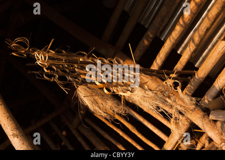 Indien, Arunachal Pradesh, entlang Kombo Monku Dorf, symbolische Struktur gewebt Fron Bambus im neuen Hausdach Stockfoto