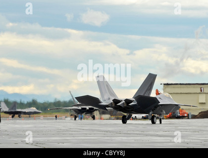 F-22 Raptors vom 3. Wing Taxi die Landebahn auf der Elmendorf Air Force Base, Alaska, Juli 27 in Vorbereitung auf Red Flag-Alaska. Red Flag ist eine Übung für die US-Koalitionstruppen, die gemeinsame Offensive Gegenluft, Verbot Nahluftunterstützung und große Krafteinschulungen in einer simulierten Kampfumgebung bietet. Stockfoto